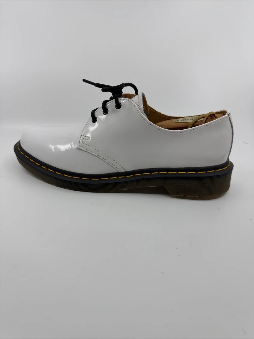 Dr. Martens 1461 Oxford shoes featuring a white patent leather upper SZ 10